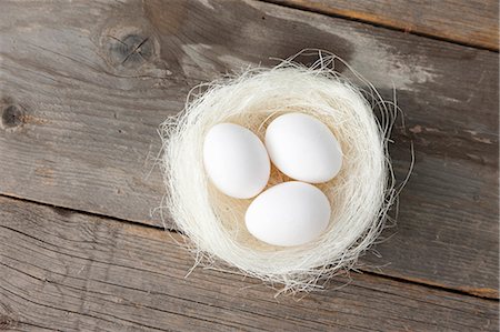 rustic interior - Eggs in nest on wooden counter Stock Photo - Premium Royalty-Free, Code: 649-05951016