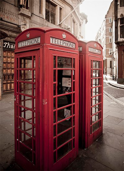 Red telephone box on city street Photographie de stock - Premium Libres de Droits, Le code de l’image : 649-05951137