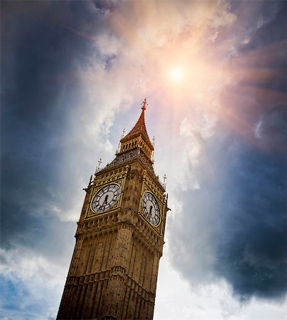 reloj de la torre - Big Ben clock tower in cloudy sky Foto de stock - Sin royalties Premium, Código: 649-05951145