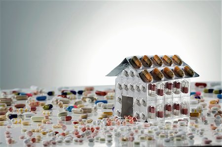 pharmaceutical drugs - Blister packs of pills in shape of house Foto de stock - Sin royalties Premium, Código: 649-05951264