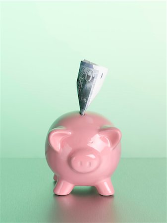 Money sticking out of piggy bank Foto de stock - Sin royalties Premium, Código: 649-06000334