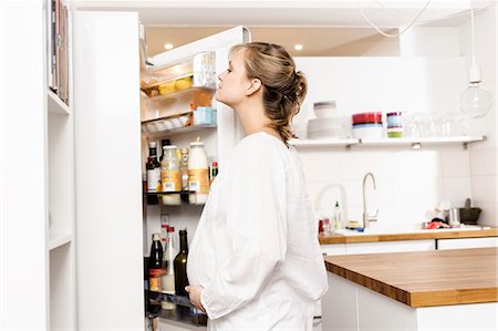 refrigerator - Pregnant woman searching fridge for food Foto de stock - Sin royalties Premium, Código: 649-06000456