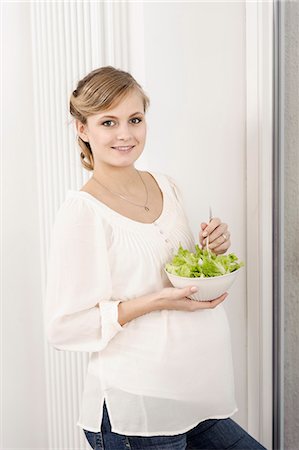 simsearch:6122-08229162,k - Pregnant woman eating salad Foto de stock - Sin royalties Premium, Código: 649-06000464