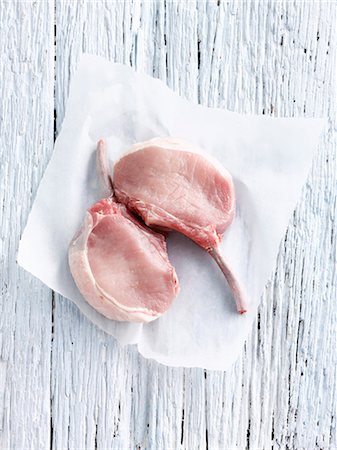papier sulfurisé - Côtelette de porc crue en papier de boucher Photographie de stock - Premium Libres de Droits, Code: 649-06000468