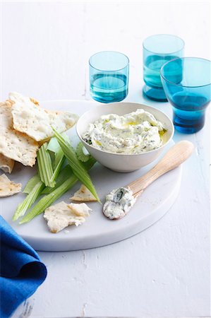 Plate of cheese, crackers and celery Foto de stock - Sin royalties Premium, Código: 649-06000472