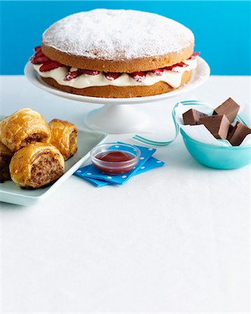 fruit cake top view - Cake, baklava and chocolate on table Stock Photo - Premium Royalty-Free, Code: 649-06000497