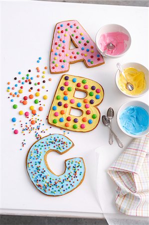 simsearch:649-06000506,k - Decorated cookies in letter shapes Foto de stock - Royalty Free Premium, Número: 649-06000522