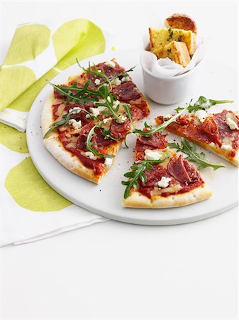 pan de ajo - Plate of pizza and garlic bread Foto de stock - Sin royalties Premium, Código: 649-06000539