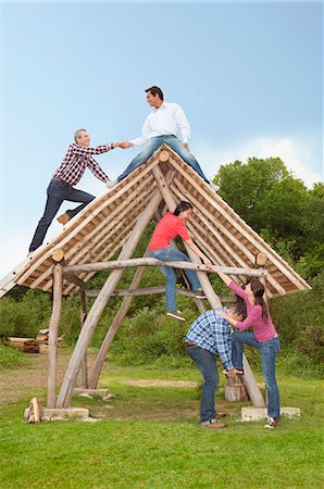People climbing log hut outdoors Foto de stock - Sin royalties Premium, Código: 649-06000599