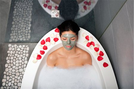 Woman with face mask in bubble bath Foto de stock - Sin royalties Premium, Código: 649-06000627