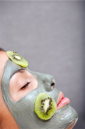 Woman with skin mask and kiwi in bath Stock Photo - Premium Royalty-Free, Code: 649-06000635