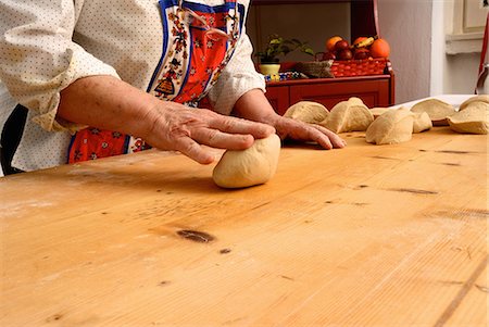 simsearch:649-09205909,k - Older woman rolling dough on board Foto de stock - Royalty Free Premium, Número: 649-06000686