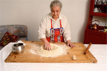 Ältere Frau Backen im Wohnzimmer Stockbilder - Premium RF Lizenzfrei, Bildnummer: 649-06000681