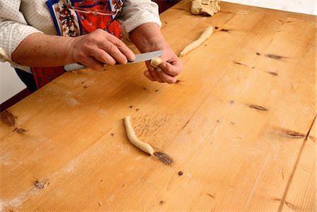 simsearch:649-09205909,k - Older woman making pasta from dough Foto de stock - Royalty Free Premium, Número: 649-06000690