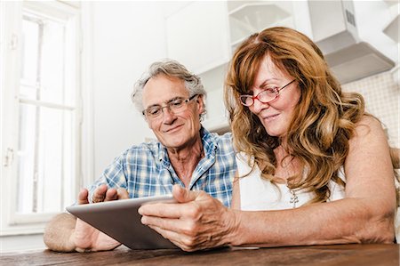 senior man digital tablet - Older couple using tablet computer Foto de stock - Sin royalties Premium, Código: 649-06000713