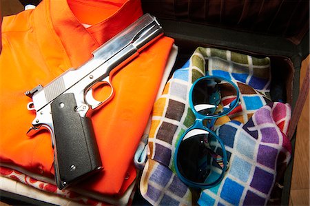 simsearch:614-08871727,k - Gun and sunglasses in suitcase Foto de stock - Sin royalties Premium, Código: 649-06000728