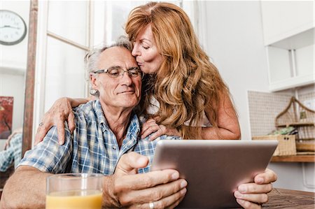 Older couple using tablet computer Foto de stock - Sin royalties Premium, Código: 649-06000720