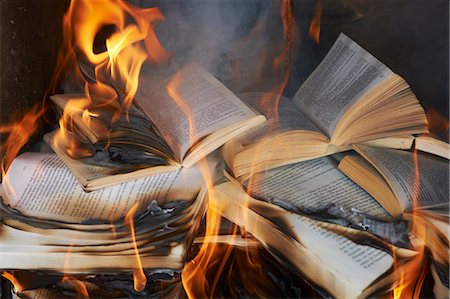 simsearch:695-03375512,k - Books burning in fire Foto de stock - Sin royalties Premium, Código: 649-06000721