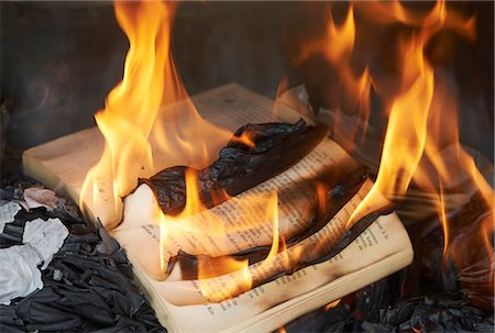 prohibido - Books burning in fire Foto de stock - Sin royalties Premium, Código: 649-06000722