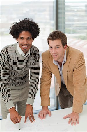 donner conseil - Les hommes d'affaires souriant en réunion Photographie de stock - Premium Libres de Droits, Code: 649-06000894