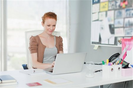 dactylographier - Businesswoman working on laptop Foto de stock - Sin royalties Premium, Código: 649-06000901