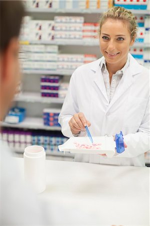 prescription - Pharmacist counting pills at counter Stock Photo - Premium Royalty-Free, Code: 649-06001038