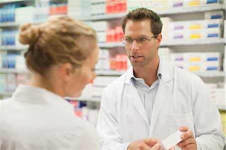 pharmacien (homme et femme) - Patient enseignement pharmacien au sujet de la drogue Photographie de stock - Premium Libres de Droits, Code: 649-06001031
