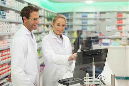 pharmacien (homme et femme) - Pharmaciens au comptoir à l'aide d'ordinateur Photographie de stock - Premium Libres de Droits, Code: 649-06001044