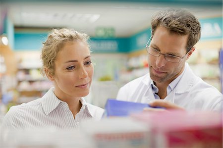 pharmacist (male) - Pharmacist helping patient in store Foto de stock - Sin royalties Premium, Código: 649-06001047