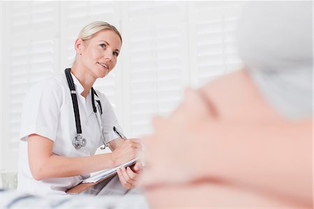 pregnant woman doctor - Doctor talking to pregnant woman Stock Photo - Premium Royalty-Free, Code: 649-06001079