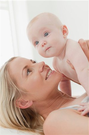 Mother playing with baby on bed Stock Photo - Premium Royalty-Free, Code: 649-06001116