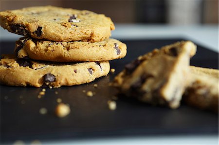 simsearch:649-03770423,k - Close up of chocolate chip cookies Foto de stock - Sin royalties Premium, Código: 649-06001166