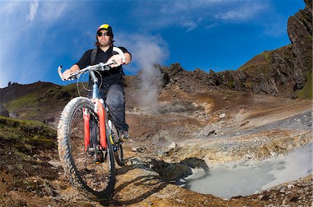 Homme riding mountain bike près de geyser Photographie de stock - Premium Libres de Droits, Code: 649-06001283