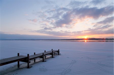 snowy sun nobody - Pier jutting out into frozen lake Stock Photo - Premium Royalty-Free, Code: 649-06001304