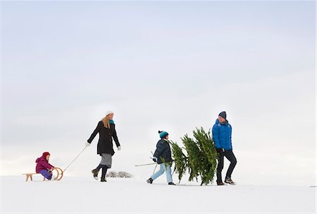 Family walking together in snow Stock Photo - Premium Royalty-Free, Code: 649-06001301