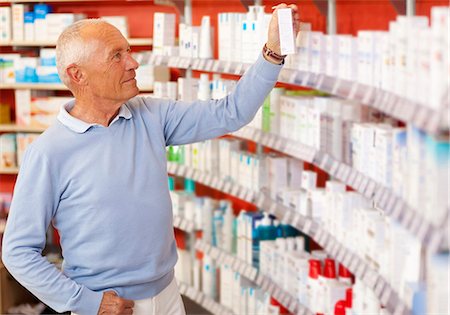 Customer browsing on drugstore shelves Foto de stock - Sin royalties Premium, Código: 649-06001328