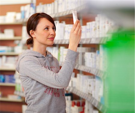 Customer browsing on drugstore shelves Foto de stock - Sin royalties Premium, Código: 649-06001330