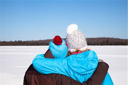 Couple hugging in snowy field Foto de stock - Royalty Free Premium, Número: 649-06001343