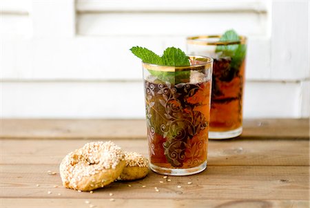 Sesame pastry and tea on table Foto de stock - Sin royalties Premium, Código: 649-06001362