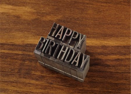 Lead type spelling "happy birthday" Foto de stock - Sin royalties Premium, Código: 649-06001433