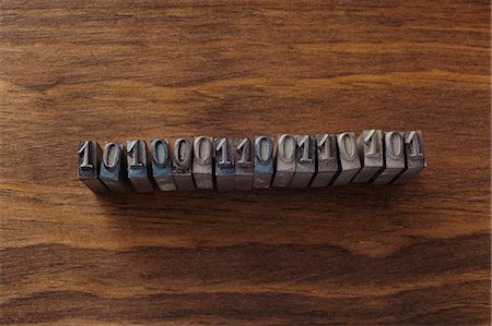 Lead type spelling binary code Foto de stock - Sin royalties Premium, Código: 649-06001440