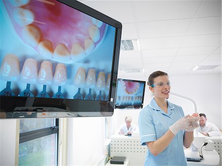 Dentist teaching students in lab Foto de stock - Sin royalties Premium, Código: 649-06001593