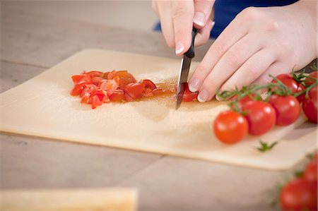 simsearch:649-03447100,k - Close up of woman chopping tomatoes Foto de stock - Sin royalties Premium, Código: 649-06001600