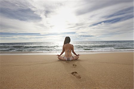 relax sitting horizon - Woman meditating on sandy beach Stock Photo - Premium Royalty-Free, Code: 649-06001676