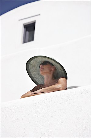 santorini - Femme au chapeau pour le soleil, debout sur le balcon Photographie de stock - Premium Libres de Droits, Code: 649-06001695