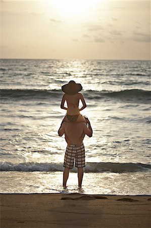 shoulder carrying - Man carrying girlfriend on shoulders Foto de stock - Sin royalties Premium, Código: 649-06001726