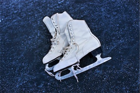 patinage (glace) - Gros plan des patins sur la glace Photographie de stock - Premium Libres de Droits, Code: 649-06001749
