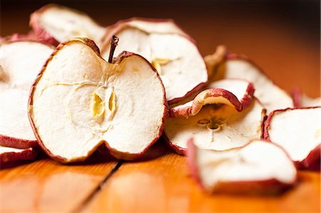 dried fruits - Close up of dried apple slices Foto de stock - Sin royalties Premium, Código: 649-06001817