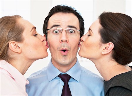 Businesswomen kissing colleagues cheeks Foto de stock - Sin royalties Premium, Código: 649-06001912