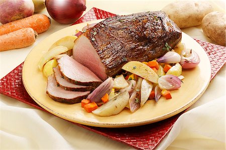 puerco - Close up of roast beef and vegetables Foto de stock - Sin royalties Premium, Código: 649-06001989